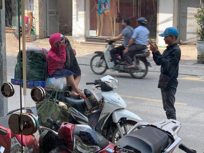 Clip: Đặt trà sữa online, cô gái không ngờ shipper chính là bố mình-6