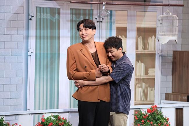 Quốc Trường cao 1m80 vẫn tí hon bên một mỹ nam-6