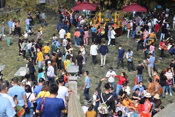 Xử lý 7 cò mồi tranh giành khách tại chùa Hương-3