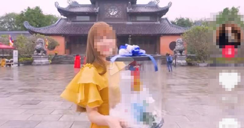 Nhóm người dâng nước rửa phụ khoa khi đi lễ chùa đầu năm-1