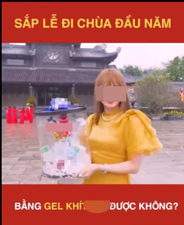 Nhóm người dâng nước rửa phụ khoa khi đi lễ chùa đầu năm-2