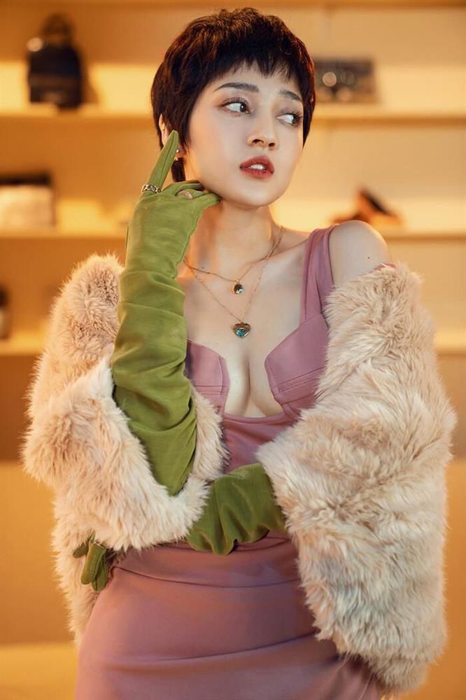 Vòng 1 của Bảo Anh mất hút trong bộ đầm cúp ngực gợi cảm-7