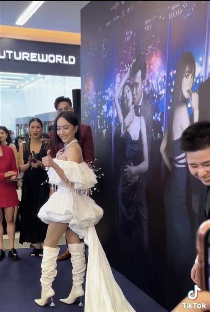 Diệu Nhi tái xuất bụng to, chân ngắn qua camera thường-4