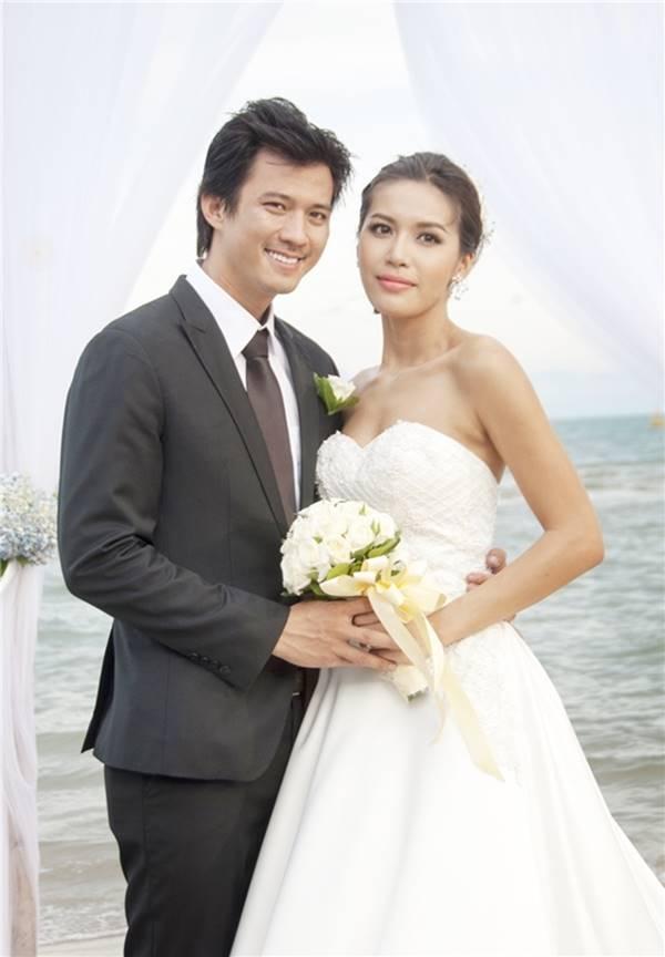 Phim xoay quanh câu chuyện tình cảm của nhà thiết kế thời trang Diễm Tình (Minh Tú). Những tưởng có cuộc sống hạnh phúc bên người chồng họa sĩ (Hà Việt Dũng), Diễm Tình lại có nguy cơ mất chồng vào tay một người mẫu khỏa thân (Cao Thùy Linh). Bản thân cô cũng luôn bị dằn vặt giữa tình yêu và nhục dục khi có mối quan hệ phức tạp với 3 người đàn ông là chồng, bạn của chồng và người yêu thời sinh viên.