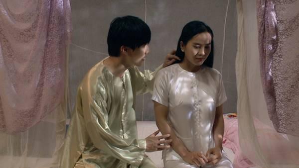 Đêm tân hôn trở thành cơn ác mộng với Hương Thảo khi bị chồng cưỡng đoạt thô bạo. Nói về hậu trường cảnh quay 18 , Đăng Dũng Bino cho biết, ban đầu cảnh cưỡng bức được thực hiện một cách chi tiết với nhiều hành động táo bạo hơn. Chính vì thế, anh và Bella Mai rất ngượng ngùng. Thậm chí, đạo diễn phải rời ghế đi vào thị phạm từng hành động nhỏ cho cặp đôi.