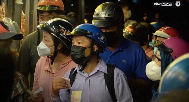 Người TP.HCM đi săn vịt quay từ 3h sáng: Khách hoa mắt, chủ rã rời-3