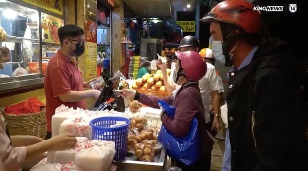 Người TP.HCM đi săn vịt quay từ 3h sáng: Khách hoa mắt, chủ rã rời-4