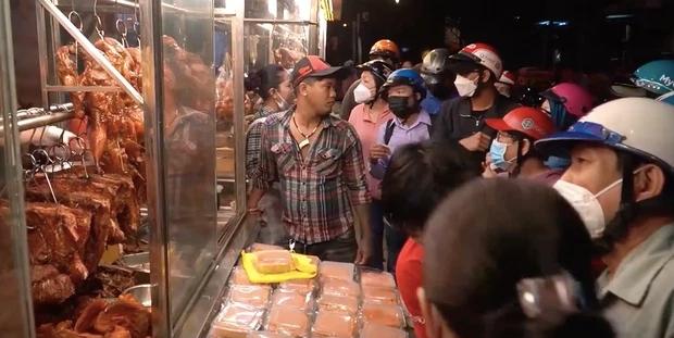 Người TP.HCM đi săn vịt quay từ 3h sáng: Khách hoa mắt, chủ rã rời-11