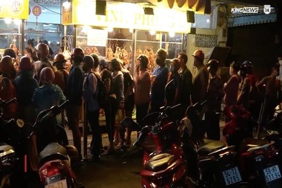 Người TP.HCM đi 'săn' vịt quay từ 3h sáng: Khách hoa mắt, chủ rã rời