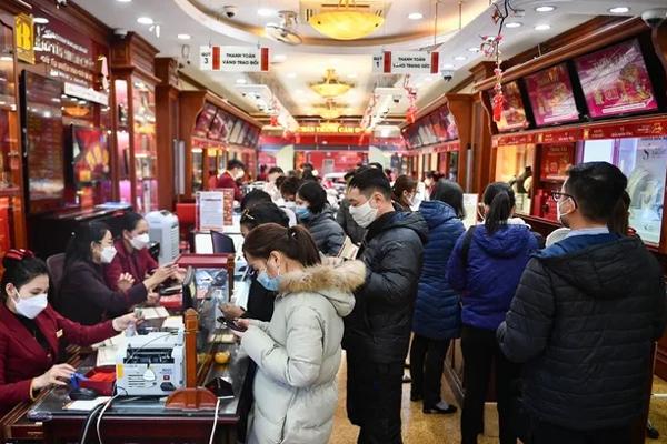 Đội mưa xếp hàng mua vàng ở Hà Nội-1