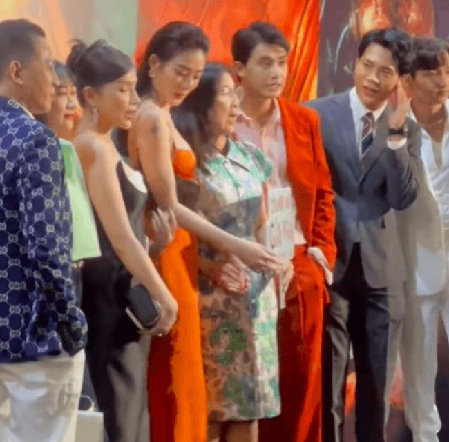 Lan truyền clip Khả Như hất túi đồng nghiệp chốn đông người-2