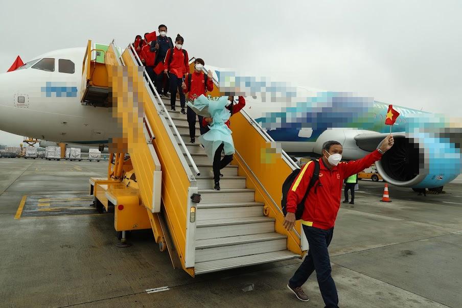 Hé lộ loạt bất ngờ chuyến bay đón tuyển nữ Việt Nam về nước-13