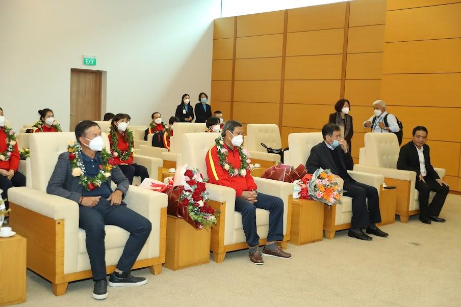 Hé lộ loạt bất ngờ chuyến bay đón tuyển nữ Việt Nam về nước-14