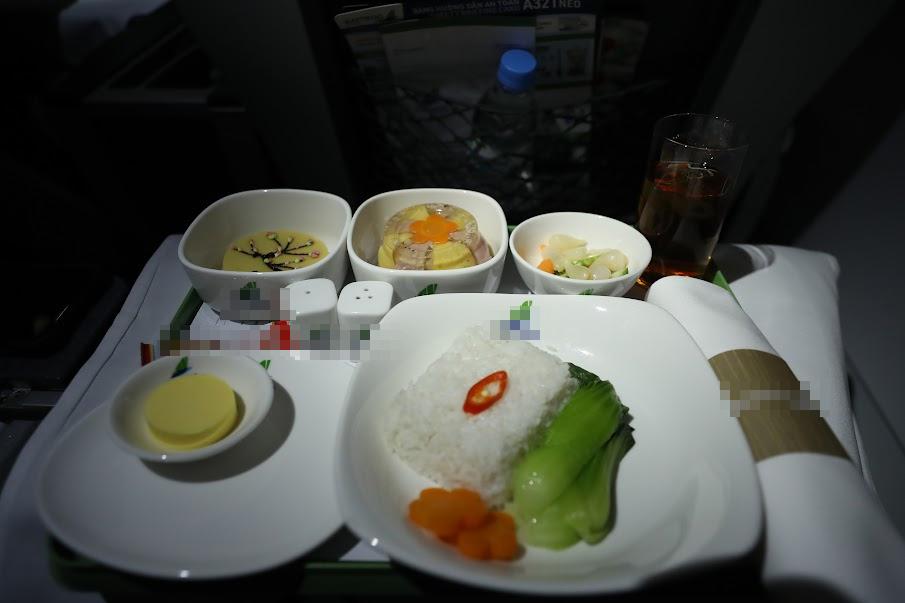 Hé lộ loạt bất ngờ chuyến bay đón tuyển nữ Việt Nam về nước-4