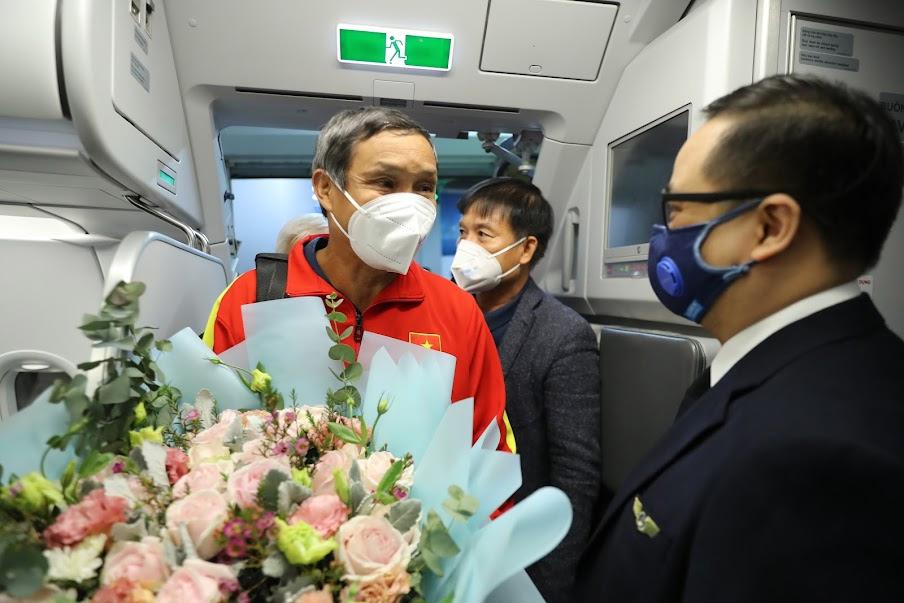 Hé lộ loạt bất ngờ chuyến bay đón tuyển nữ Việt Nam về nước-2