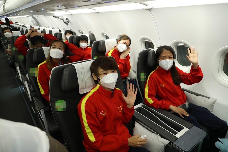 Hé lộ loạt bất ngờ chuyến bay đón tuyển nữ Việt Nam về nước-11