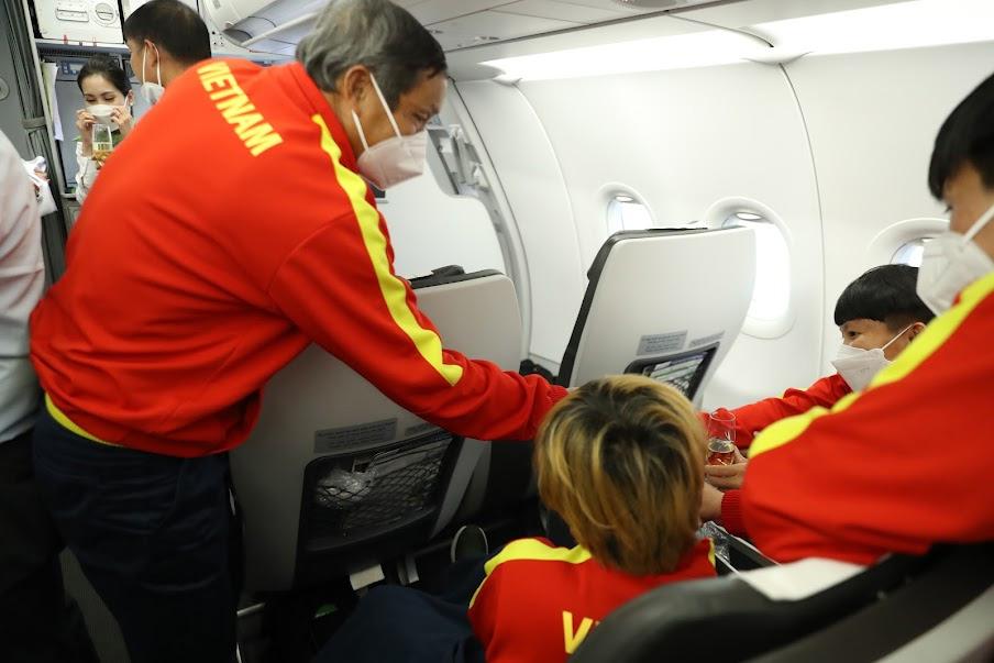Hé lộ loạt bất ngờ chuyến bay đón tuyển nữ Việt Nam về nước-10