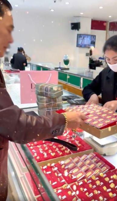 Ông chú cầm tiền tỷ đòi cân cả tiệm vàng ngày Thần tài-2