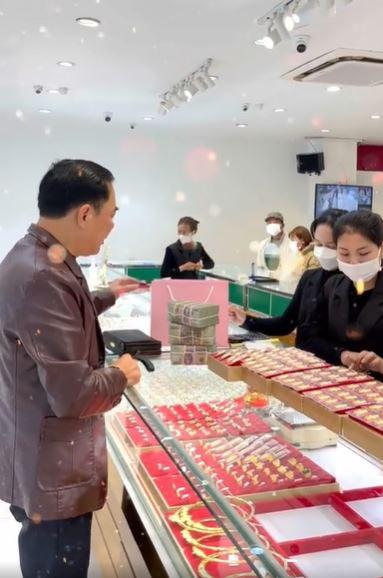 Ông chú cầm tiền tỷ đòi cân cả tiệm vàng ngày Thần tài-1