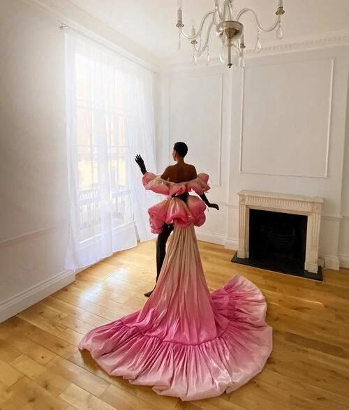 Chiếc đầm cồng kềnh dìm hàng Diệu Nhi là sản phẩm đạo nhái?-5