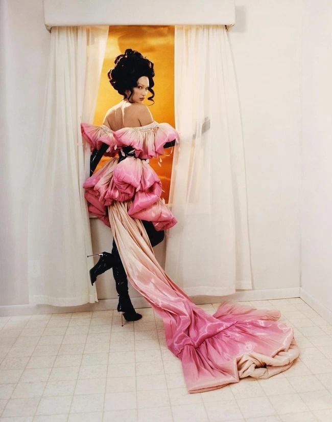 Chiếc đầm cồng kềnh dìm hàng Diệu Nhi là sản phẩm đạo nhái?-7