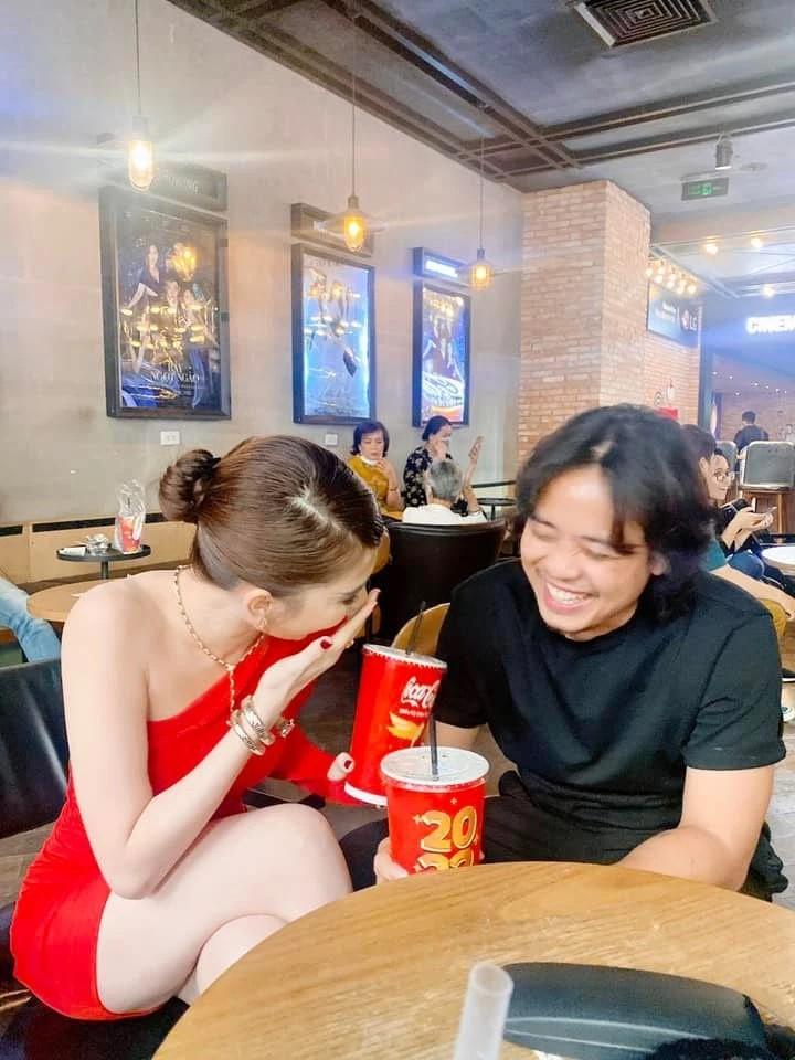 Phản ứng Ngọc Trinh khi bị hỏi chiếc gương sóng gió là thật hay fake-1