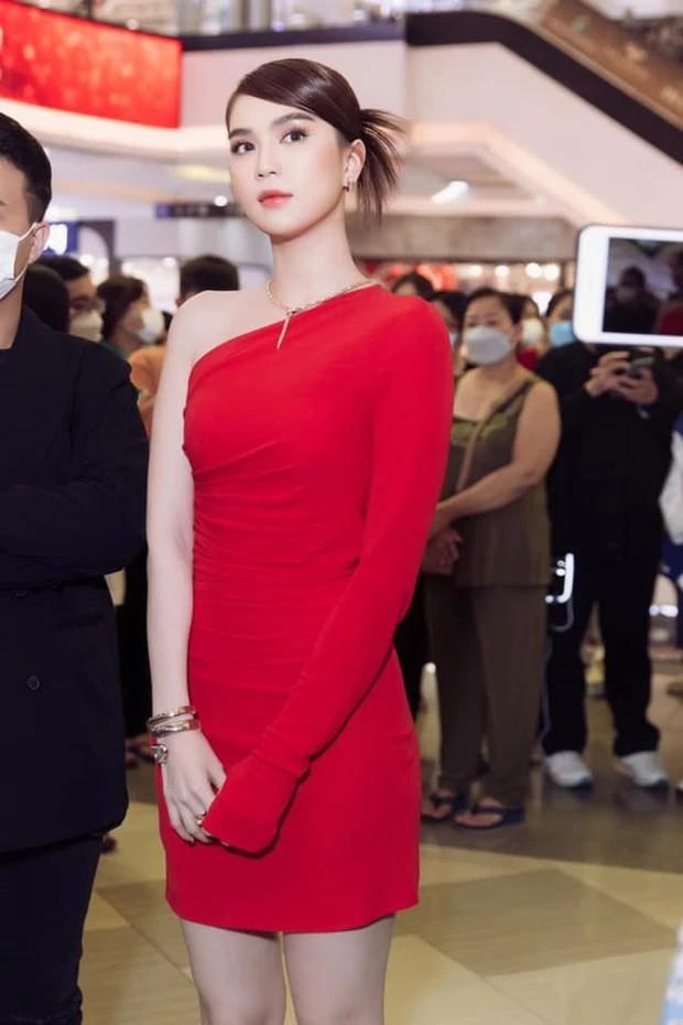 Phản ứng Ngọc Trinh khi bị hỏi chiếc gương sóng gió là thật hay fake-3