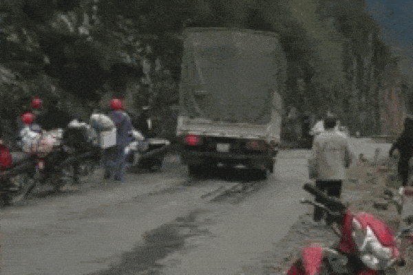 Clip: Bị bao vây, tài xế nổi giận lao thẳng xe tải vào nhóm phượt thủ