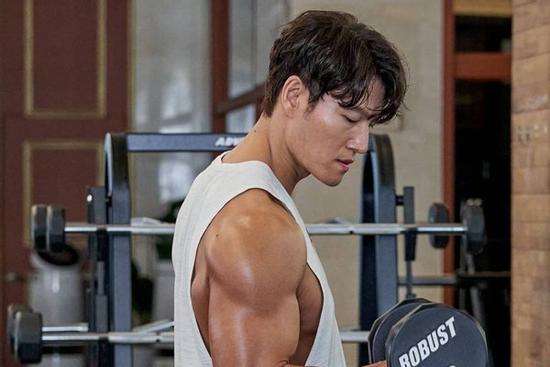 'Kẻ mạnh' Kim Jong Kook dương tính Covid-19