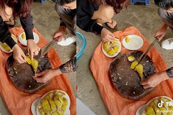 Con gà đen như nhúng nhựa đường có giá tới 45 triệu đồng/con-10