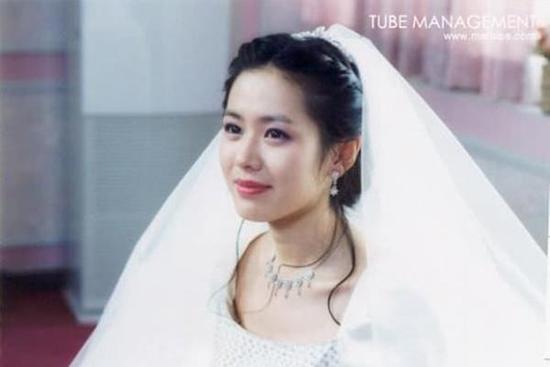 Tan chảy loạt ảnh mặc váy cưới của Son Ye Jin