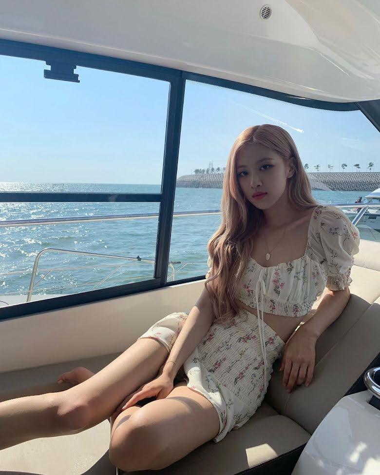 Rosé, Jisoo trung thành với một kiểu lên đồ mãi không chán-9