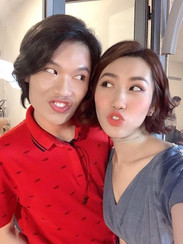 Lộ ảnh Thúy Ngân tình tứ bên 1 sao nam Vbiz trong rạp phim-3