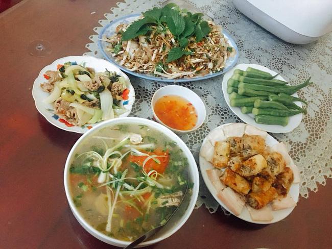 Vừa bê mâm cơm lên cho chồng, anh đập tan đĩa nem với lý do sốc-2