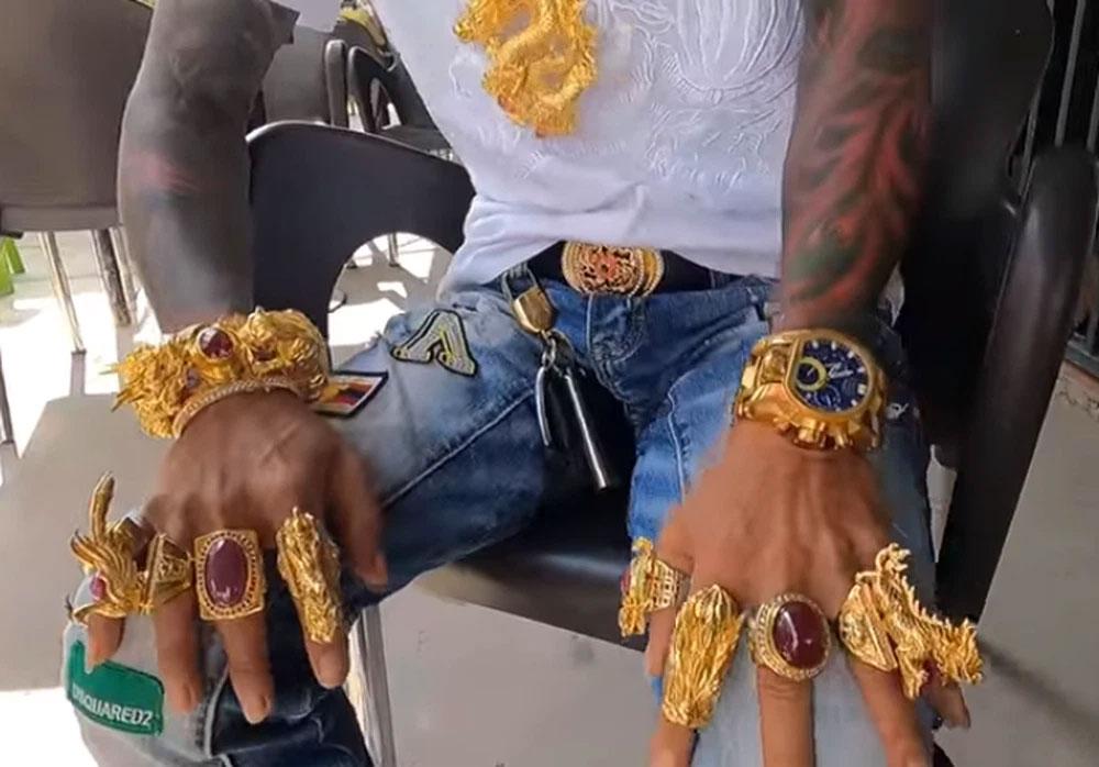 Xôn xao người đàn ông xăm trổ ở An Giang đeo vàng cả cân-3