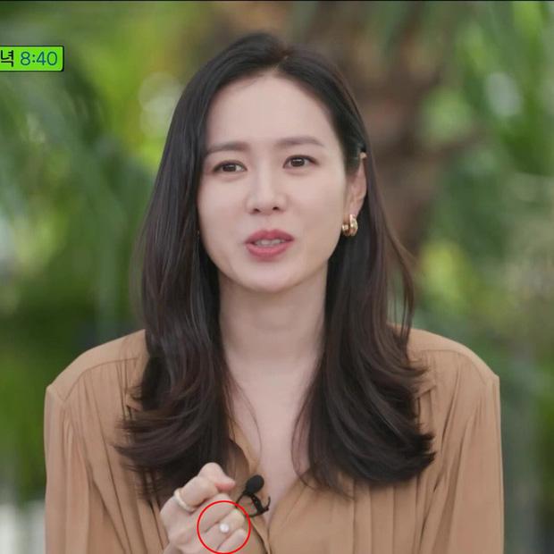 Son Ye Jin lộ luôn nhẫn đính hôn với Hyun Bin ngay trên sóng truyền hình?-1