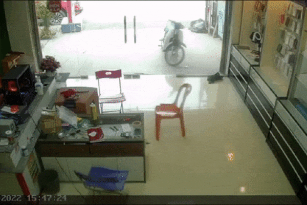 Clip: Bé gái bị cả mảng tường và cánh cổng sắt đè sập lên người-2