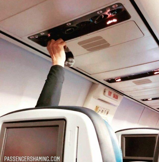 Đủ trò oái oăm của các hành khách vui tính khi đi máy bay-7