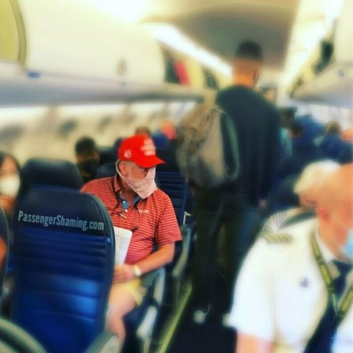 Đủ trò oái oăm của các hành khách vui tính khi đi máy bay-9