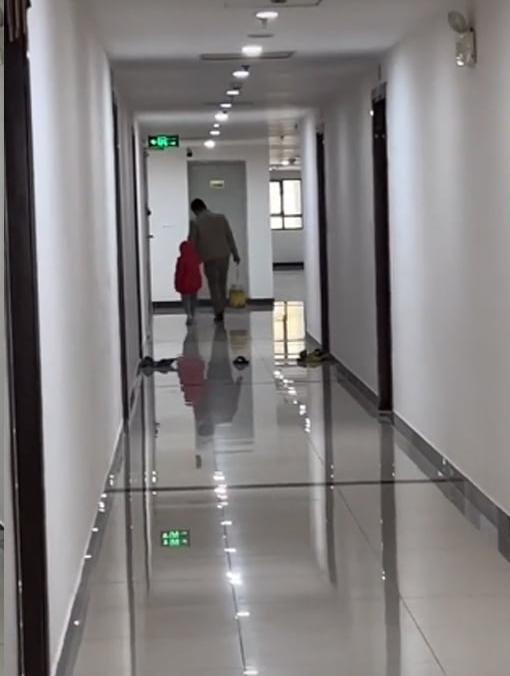 Nhìn chồng vác theo 2 thứ quý giá khi ra khỏi nhà mà vợ giật nảy-3