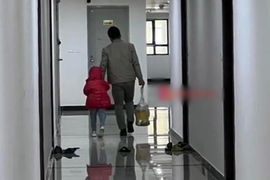 Nhìn chồng vác theo 2 thứ quý giá khi ra khỏi nhà mà vợ giật nảy