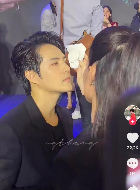 Đông Nhi tình tứ chồng sau cánh gà, mặt mộc bố bỉm chiếm spotlight-4