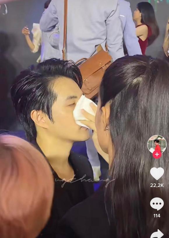 Đông Nhi tình tứ chồng sau cánh gà, mặt mộc bố bỉm chiếm spotlight-2