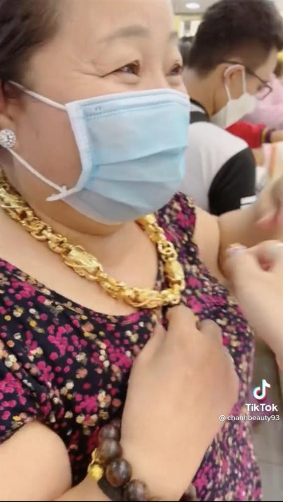 Ngày Thần Tài: Con tặng mẹ dây chuyền 16 cây vàng, đeo muốn gãy cổ-2