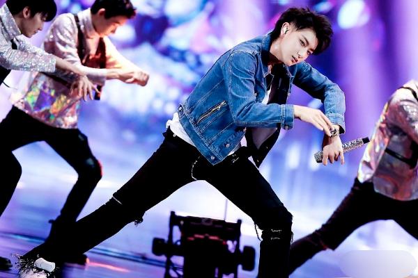 Thêm bằng chứng rõ nét Hoàng Tử Thao hẹn hò gà cưng cùng công ty-1