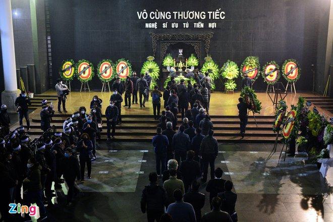 Nghệ sĩ Tiến Hợi, sinh năm 1959, qua đời do mắc ung thư phổi. Ông phát hiện bệnh ở giai đoạn cuối, trong dịp Tết Nguyên đán vừa qua. Sự ra đi đột ngột của ông khiến gia đình, đồng nghiệp, bạn bè xót xa.