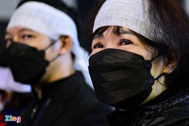 Nghệ sĩ Vương Đạm Thủy, vợ của NSƯT Tiến Hợi, nén đau thương để lo hậu sự cho chồng. Bà chia sẻ: "Gia đình chúng tôi xin cảm ơn những người thân, đồng nghiệp, bè bạn đã có mặt để tiễn đưa chồng tôi trong những phút cuối".