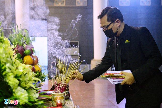 NSND Trung Hiếu có mặt trong buổi viếng cùng các nghệ sĩ của Nhà hát Kịch Hà Nội. Trung Hiếu viết lời tiễn biệt: “Buồn quá, thương anh quá. Chia tay anh, nhưng anh sẽ còn mãi trong lòng anh em Nhà hát Kịch Hà Nội”.