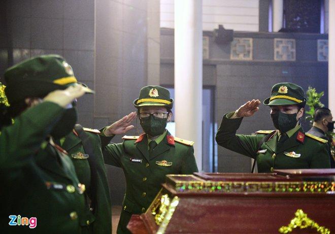 ác cán bộ quân nhân, nghệ sĩ thuộc Đoàn Văn công Quân khu 2 đến đưa tiễn NSƯT Tiến Hợi về nơi an nghỉ.