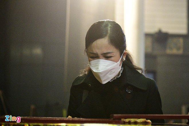 NSND Thu Hà trong dòng người vào viếng. Thời trẻ, cố nghệ sĩ Tiến Hợi hoạt động tại Đoàn Văn công Quân khu 2, Nhà hát Kịch Hà Nội. Ông từng đoạt Huy chương vàng Hội diễn Sân khấu toàn quốc năm 1992 vở Xin lĩnh án tử hình, Huy chương bạc vở Vùng lạnh tại Liên hoan sân khấu Toàn quốc năm 2018.